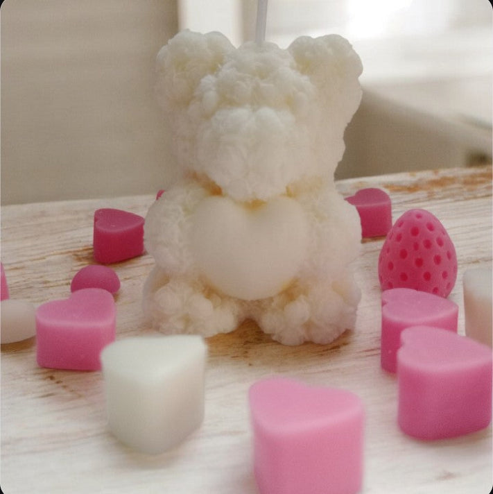 Osito con corazón de cera de soja en color blanco